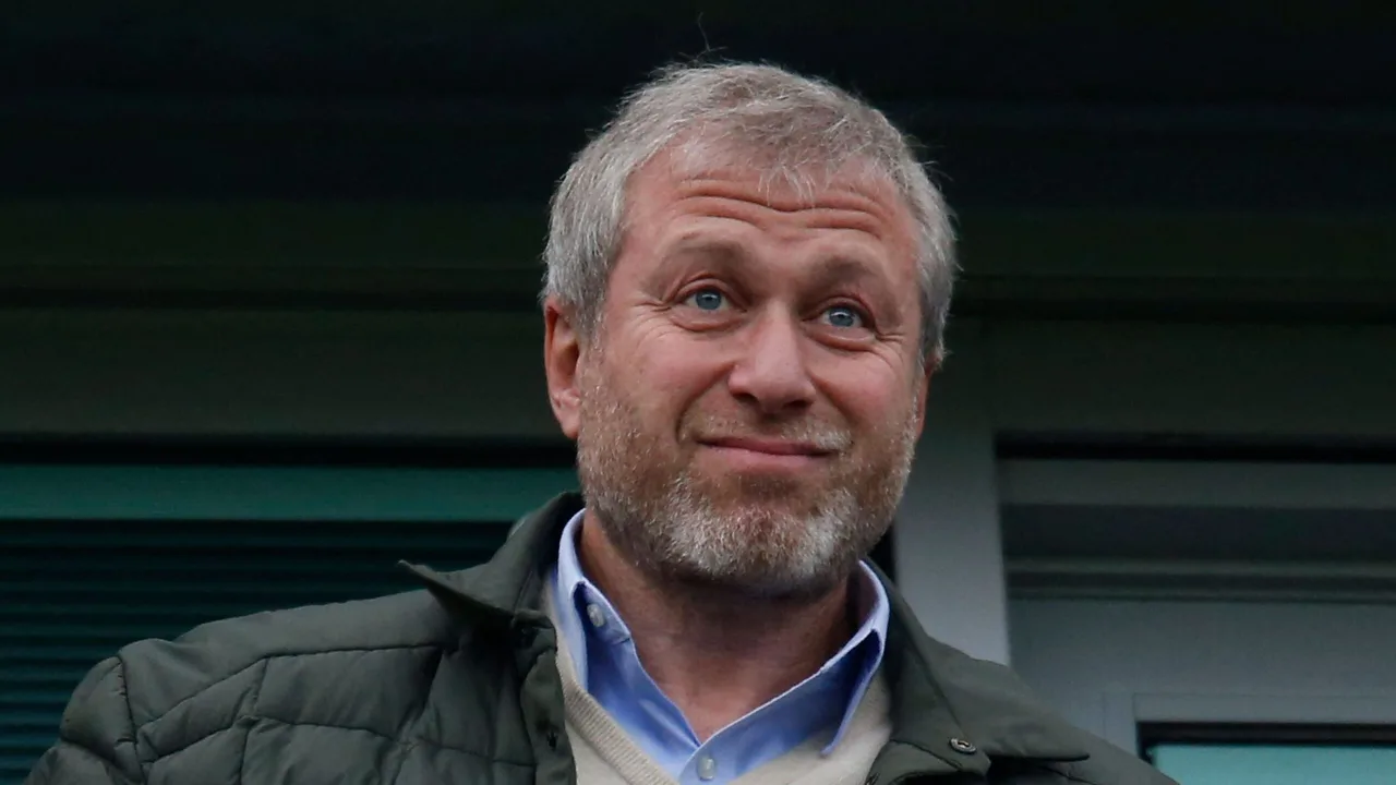 رومان أبراموفيتش يطعن قانونيًا في تجميد عوائد بيع تشيلسي البالغة 2.5 مليار إسترليني